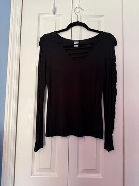 VENUS Black Long Sleeve V-Neck Top with Ladder Detail